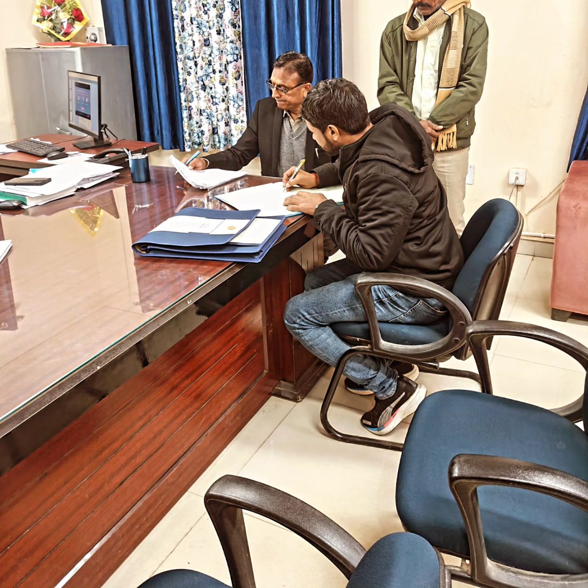 jeetu4choudhary's tweet image. माता-पिता और परिवार के आशीर्वाद से अखिरकार बेरोजगारी का एक लंबा दौर खत्म हुआ! आज राजस्थान सरकार के कर्मचारी के रूप में JUNIOR Accountant के पद पर कोष कार्यालय, टोंक में पदस्थापन ग्रहण किया! यात्रा में साथ देने वाले सभी साथियों का धन्यवाद 🙏