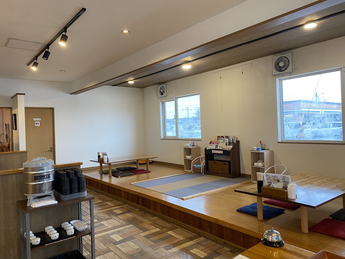RAMENLABREN's tweet photo. 店内はカウンター席とテーブル席、小上がり席とキッズスペ���スがあります♪

1名様でもご家族でもお気軽にお越しください😊

 #苫小牧ラーメン
 #苫小牧グルメ
 #北海道ラーメン
 #つけ麺 https://t.co/59dvFLSvRb