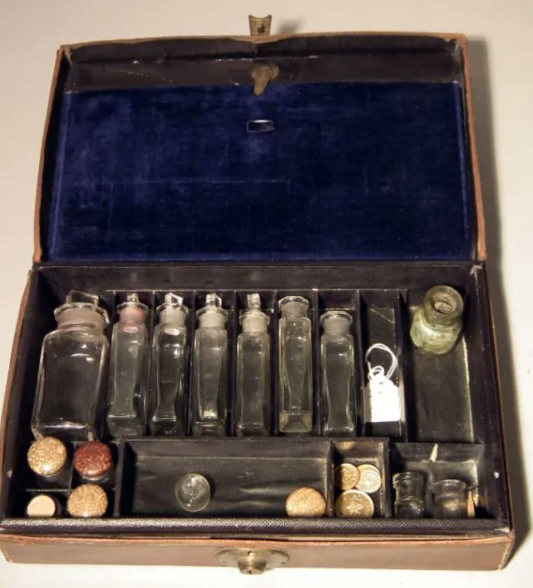 Surgeons' Hall Museums (@surgeonshall) on Twitter photo This field surgeon's pharmacy/apothecary kit dates from the late 19th century. It contains glass bottles and a set of brass measuring scales with 4 apothecary weights. One of the bottles still has some remnants of an unknown material. This field surgeon's pharmacy/apothecary kit dates from the late 19th century. It contains glass bottles and a set of brass measuring scales with 4 apothecary weights. One of the bottles still has some remnants of an unknown material.