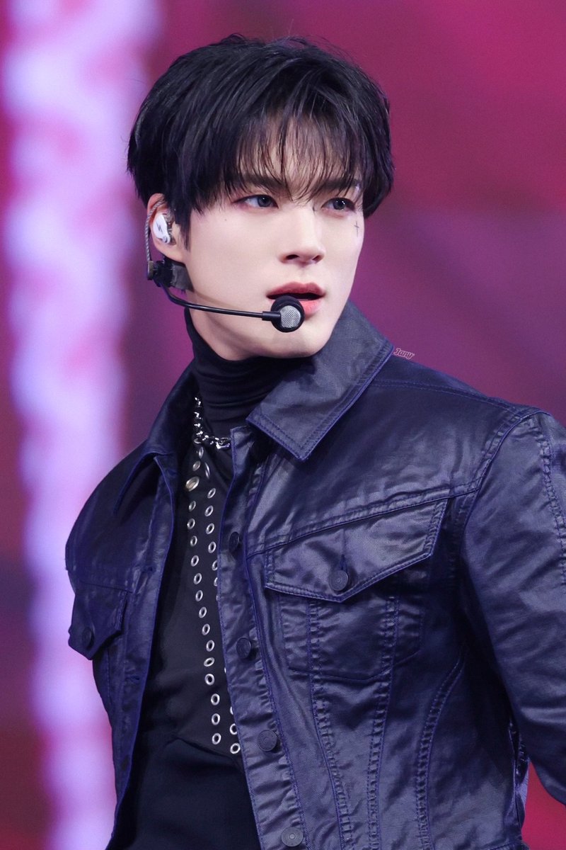 250112 #제노 #JENO 🤍🖤

정말 잘생김의 축복이 끝이 없네 ..