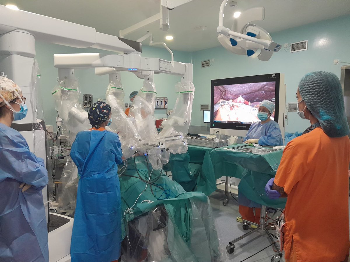 FcoJavierGomez's tweet photo. Conoce cómo trabaja la Unidad de Obesidad Mórbida del #HospitaldeGetafe vía @noticias_cuatro Labor multidisciplinar para reducir los riesgos para la salud de esta patología, con la ayuda de la cirugía robótica @aecirujanos 💻https://t.co/UgfoU1OrGk https://t.co/szhDSMq2tB