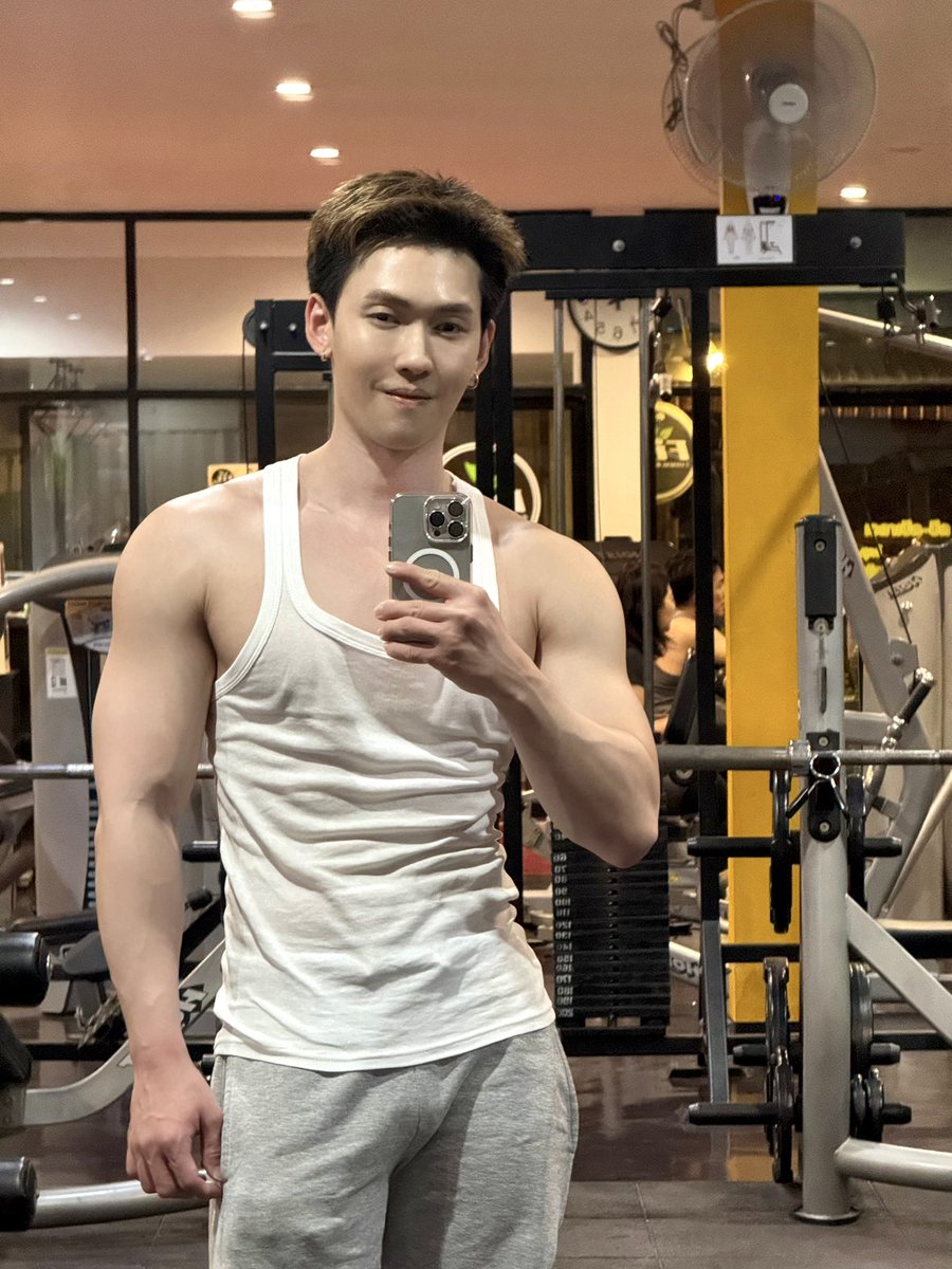 pakin_phum's tweet photo. ชอบในความมีวินัยของตัวเอง ไปที่ไหนก็หาฟิตเนสเล่นจนได้ 💪🏻 https://t.co/Mc48b93607