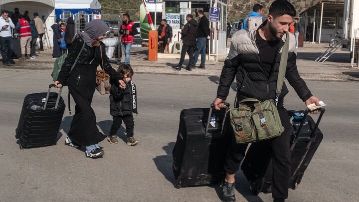 #Turkey allows ‘go and see’ visits for #Syrian refugees, meaning refugees won’t lose their documentation if they visit #Syria to see if they can rebuild their life first. Nice move. #Europe take note. 

al-monitor.com/originals/2025…