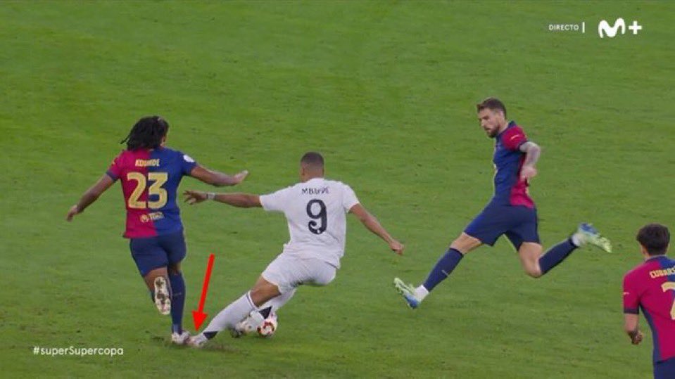 Ayer Raphinha decidió que podía quitarle el botiquín a los médicos del Madrid después de esta falta a Mbappé. 

En un equipo medianamente serio, en la siguiente jugada le coge un Carvajal, un Ramos o un Casemiro y el que se va sin tobillo es el, pero este equipo no tiene sangre.