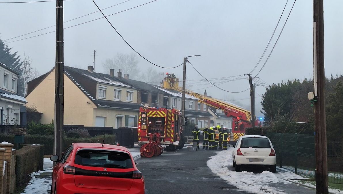 BastionMediaFR's tweet photo. 🚨🇫🇷 𝗙𝗟𝗔𝗦𝗛 𝗜𝗡𝗙𝗢 | Drame à #Wingles ce matin dans le Pas-de-Calais après un incendie qui a coûté la vie à une mère et ses deux filles âgées de 9 et 16 ans. Deux garçons de 11 et 12 ans ont été blessés. Le père était parti travailler. https://t.co/xfMpJVQln2