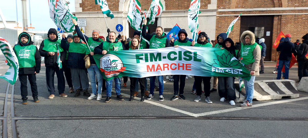 🛑 #CCNLMetalmeccanici continua la mobilitazione✊🏿 Oggi i metalmeccanici delle Marche si fermano, grande adesione dei alla sciopero; Beko comunanza e Melano Fincantieri Ancona 100% delle adesioni. 
Vogliamo subito un contratto giusto e sostenibile 💪🏾