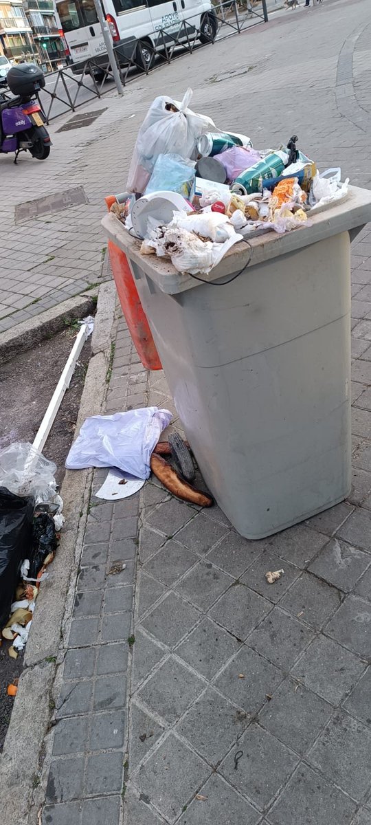 AVVBarrioMosca's tweet photo. Aqui se inauguró la campaña 'Usera,tu casa', pero ASÍ NO ES NUESTRA CASA. El cubo individual lleva 1 semana y no tiene datos del dueño. El resto de la imagen habla por sí sola. @Lineamadrid @jmd_usera @bcarabante @Mtnezparamo #usera #warripop #rutadelacaca https://t.co/xLEUOVDgwE