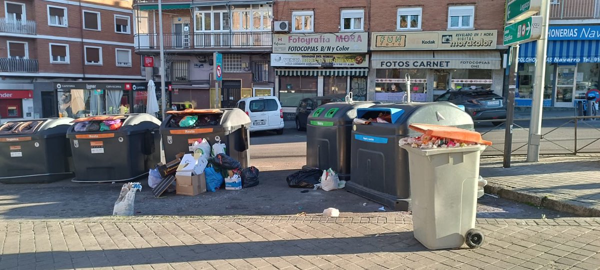 AVVBarrioMosca's tweet photo. Aqui se inauguró la campaña 'Usera,tu casa', pero ASÍ NO ES NUESTRA CASA. El cubo individual lleva 1 semana y no tiene datos del dueño. El resto de la imagen habla por sí sola. @Lineamadrid @jmd_usera @bcarabante @Mtnezparamo #usera #warripop #rutadelacaca https://t.co/xLEUOVDgwE