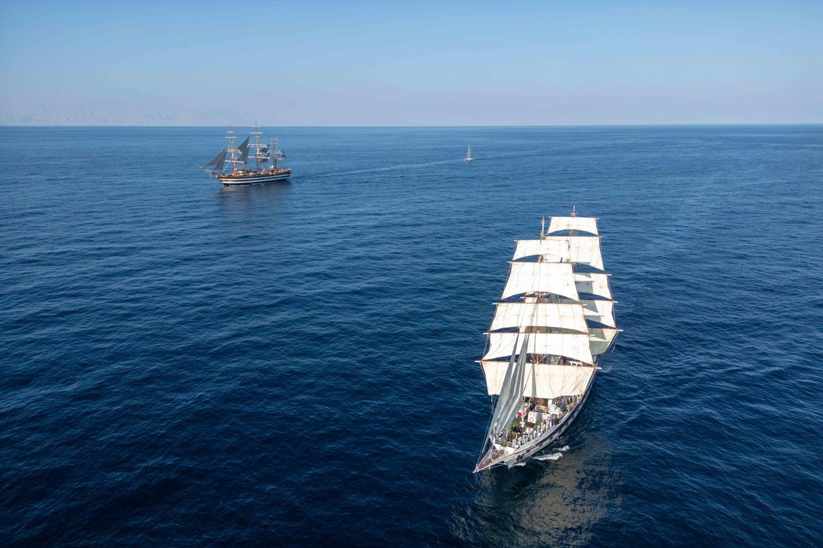 ItalianNavy's tweet photo. #NaveVespucci incontra la Nave Scuola della Marina Pakistana Rah Naward nella sua rotta verso Jeddah. Insieme hanno navigato ed effettato manovre cinematiche, rafforzando i legami di amicizia e collaborazione tra le due nazioni.
Gli equipaggi di Nave Vespucci e del Rah Naward si erano già incontrati nel porto di Karachi a dicembre. L’attività è stata un  esempio di cooperazione, a cui ha partecipato anche il catamarano “Lo Spirito di Stella”.   

#IlGrandeEquipaggio 
#ItalianNavy 
#OltreGliOrizzonti