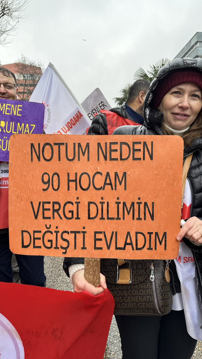selcukvar's tweet photo. Meydanlardayız… #eylem #bursa #OEğretmenlerSesiniYuekseltiyor #oeğretmenlergrevde @anadoluaes https://t.co/ytWrj2tSK3