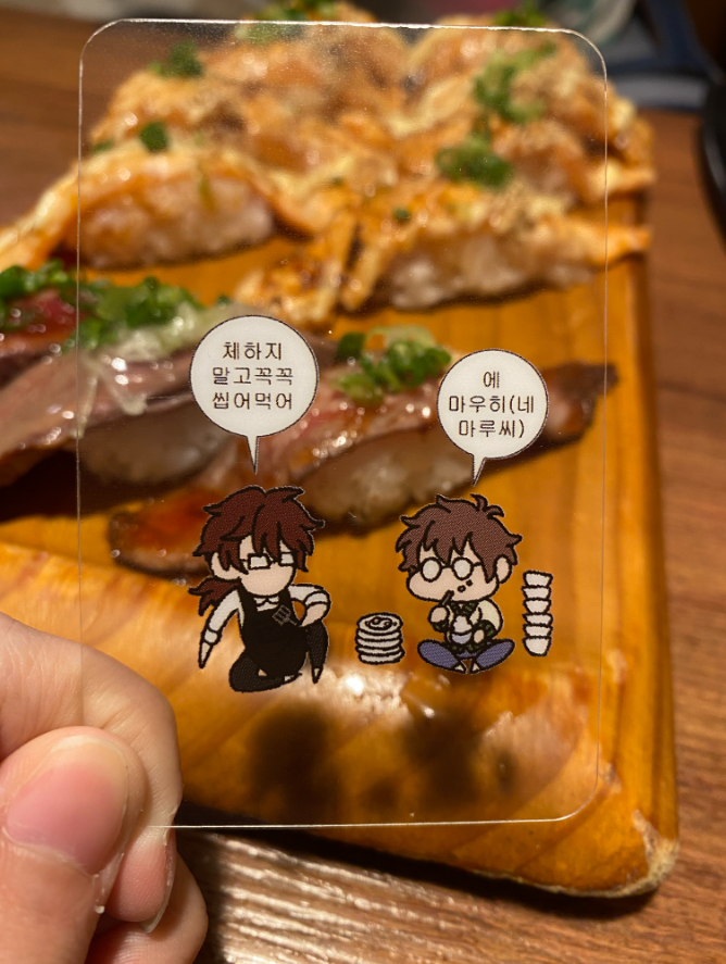 ameba_commi's tweet photo. 🗓️2025년! 계속해서 수상한 식사예절 포카 타입 커미션을 진행합니다!
군것질 가격에 당신의 캐릭터를 하찮은 투명포카의 주인공으로 그려드립니다! 식사 예절을 지켜보아요! 📷https://t.co/9lFhpDhSkU https://t.co/31hFMsFr6p