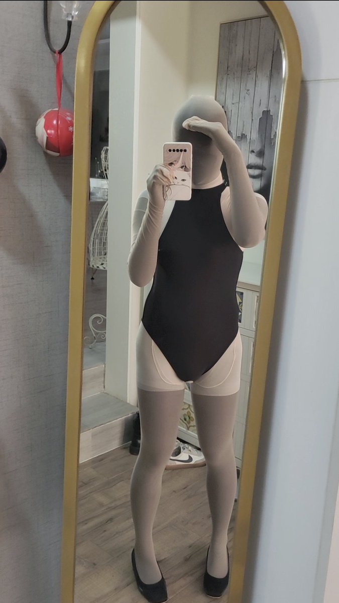 Black or nude…?
#pantyhoseencasement #丝包