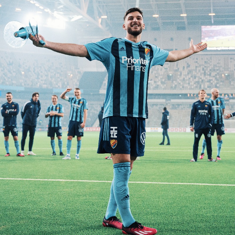 DIF_Fotboll's tweet photo. Efter totalt sex säsonger i den blårandiga tröjan tackar vi av Besard Sabovic för hans insatser

– Jag är tacksam för min tid i DIF och jag vill tacka laget, supportrarna och hela Djurgårdsfamiljen för mina år här. Förhoppningsvis ses vi igen framöver

Tack för allt 💛❤️💙