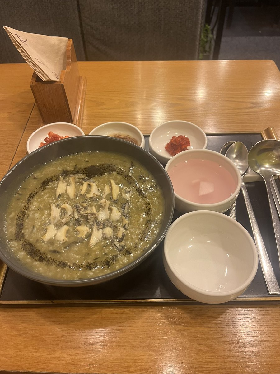 angelssong1988's tweet photo. 狎鴎亭 1人飯🍚
DTのお供のお粥🥣
アワビ粥食べたよ〜🫶トリュフオイル入り！美味しい🥹
狎鴎亭6番出口真っ直ぐ

📍本粥アックジョン駅店
ソウル特別市 江南区 狎鷗亭洞 426
https://t.co/LU8Yzo0tCL https://t.co/5HqGfNdKXW