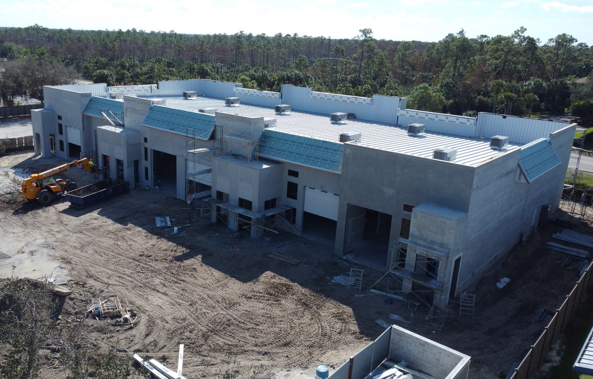 realty_bartley's tweet photo. Tired of outdated and inefficient workspace? It's time to upgrade! Tollhouse Flex Suites offers modern industrial space with flexible layouts, high ceilings, and convenient loading. Our Naples location is perfect for businesses seeking a professional and functional environment. https://t.co/GtC0tt1dFf