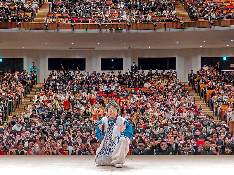 箕面出身こっちのけんとさんがサプライスでお祝いに！箕面市20歳のつどい now.minoh.net/2025/01/13/id_…