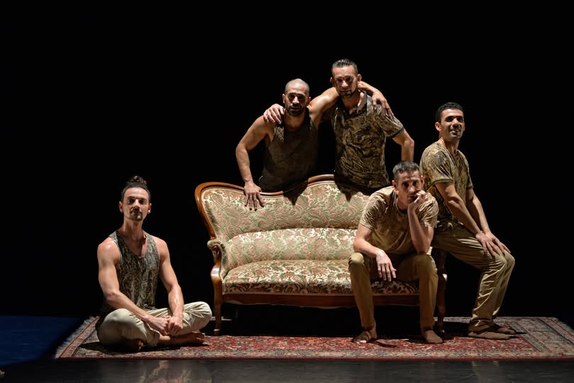 [#Spectacle] Cartes Blanches de la compagnie Käfig, un spectacle de danse à découvrir !🕺🩰💃

Un canapé, des fauteuils, des lustres, des tapis, c’est dans un décor intimiste que la compagnie de danse contemporaine et de hip hop vous invite le 7/02 à 20h30 aux Espaces V.🔥