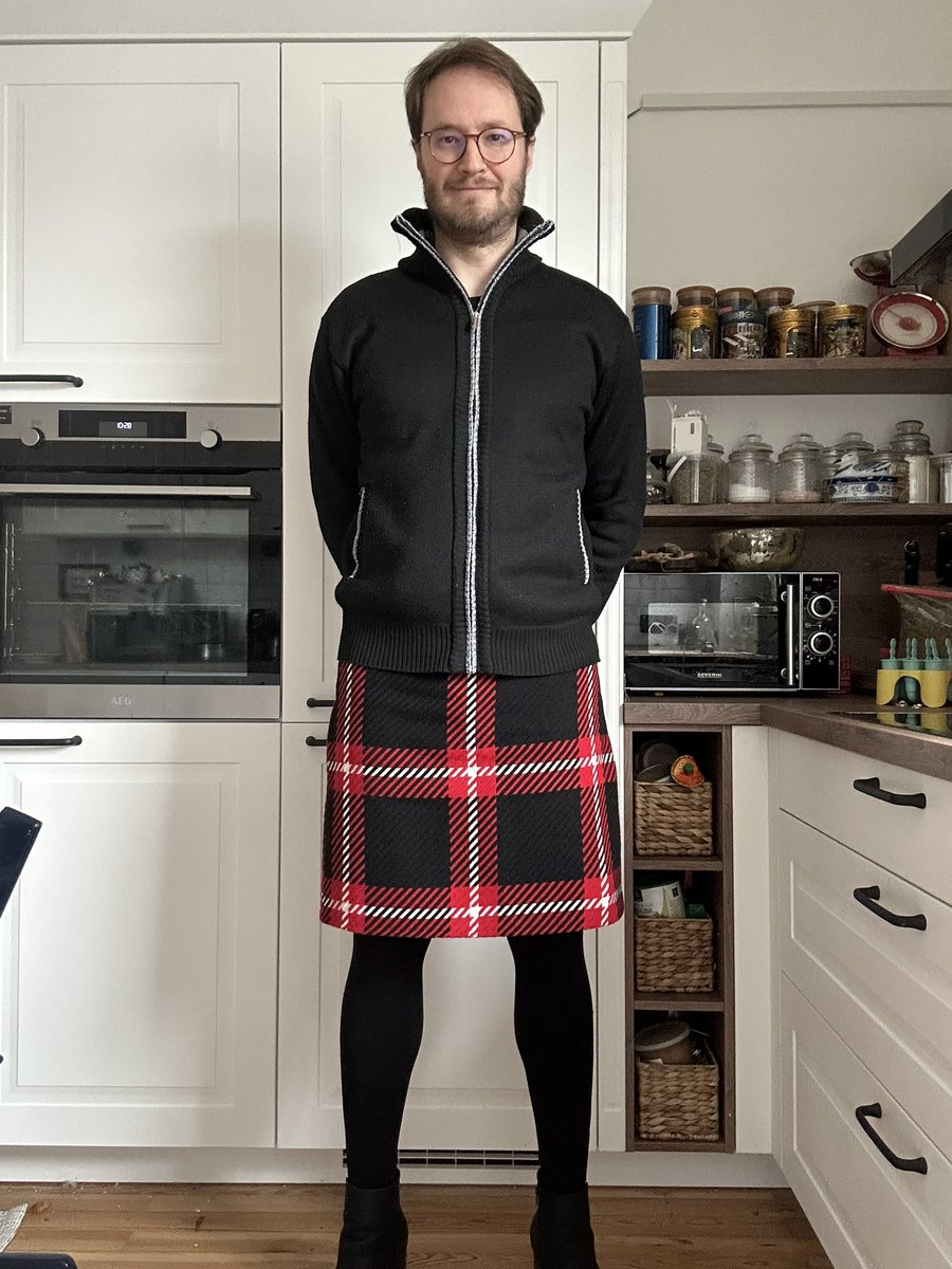 TheBeskirtedMan's tweet photo. I’m wearing one of the new skirts I got for Christmas today. It’s woolen and I love the red, black and white combination. 

#mensfashion #meninskirts #skirts #fashion #fashionhasnogender #genderlessfashion #genderequality #stoptoxicmasculinity #genderfluid #genderfluidfashion https://t.co/0yP7wwjBYP