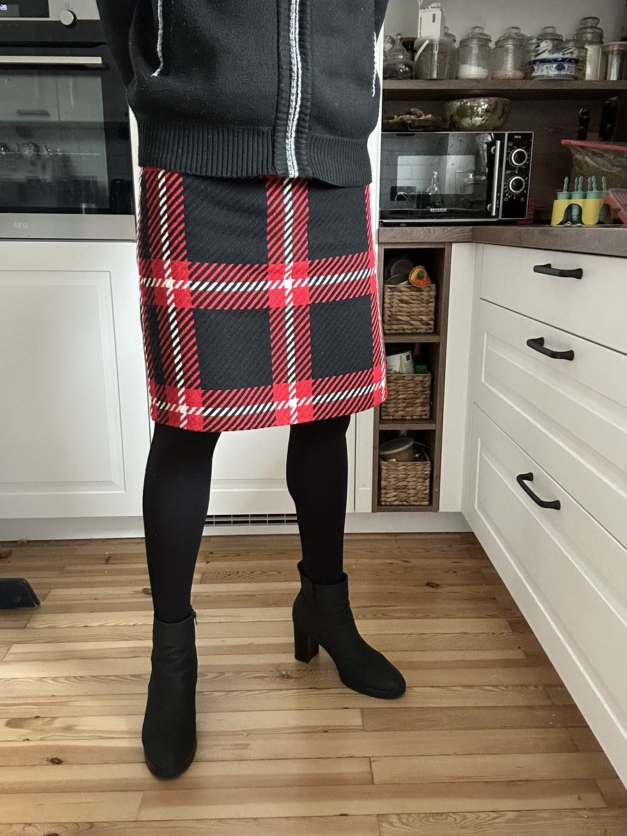 TheBeskirtedMan's tweet photo. I’m wearing one of the new skirts I got for Christmas today. It’s woolen and I love the red, black and white combination. 

#mensfashion #meninskirts #skirts #fashion #fashionhasnogender #genderlessfashion #genderequality #stoptoxicmasculinity #genderfluid #genderfluidfashion https://t.co/0yP7wwjBYP