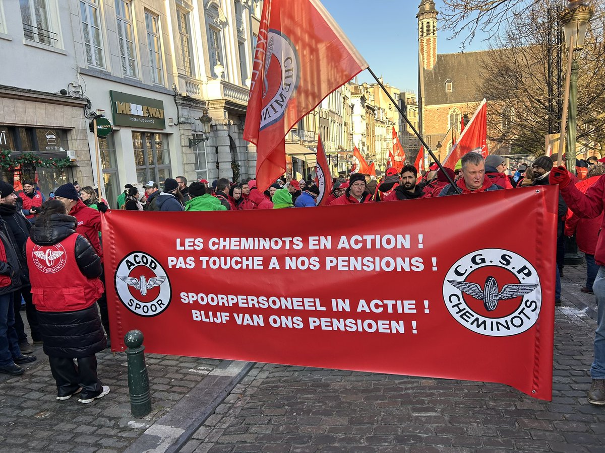 filippeers's tweet photo. Cheminots massivement en action. Pas touche aux pensions. #Cgsp #nonàArizona https://t.co/mrUqsVx22d