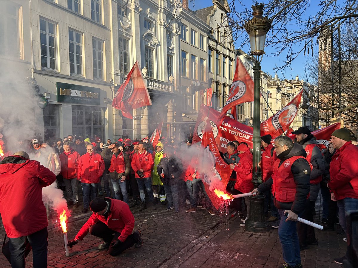 filippeers's tweet photo. Cheminots massivement en action. Pas touche aux pensions. #Cgsp #nonàArizona https://t.co/mrUqsVx22d