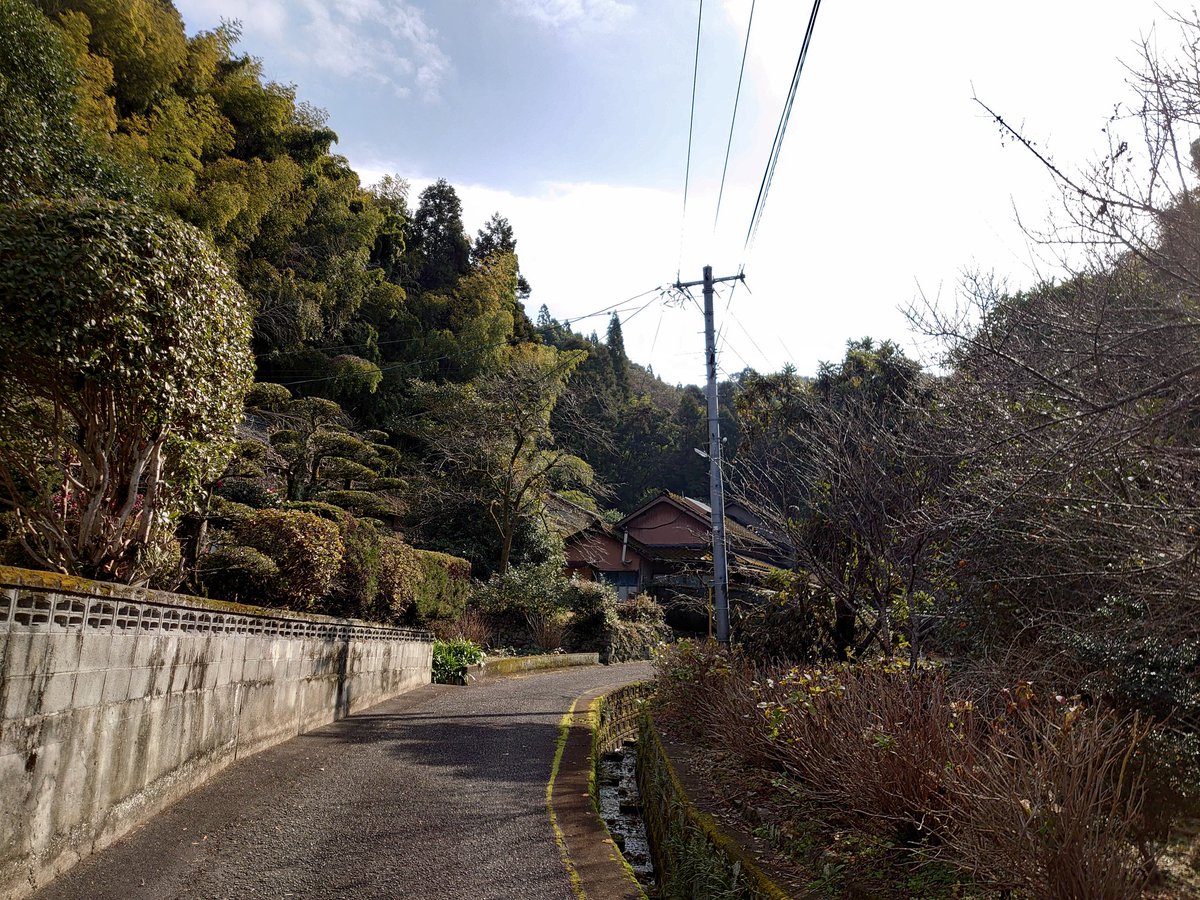 jmkrm3920's tweet photo. 日帰りで熊本に帰ってお墓掃除＆お墓参りしてきた
だいぶ山の上のほうでここで生まれ育ったわけですが都会よりこんな田舎のほうがしがらみなくて好き https://t.co/KkTPO23ryd