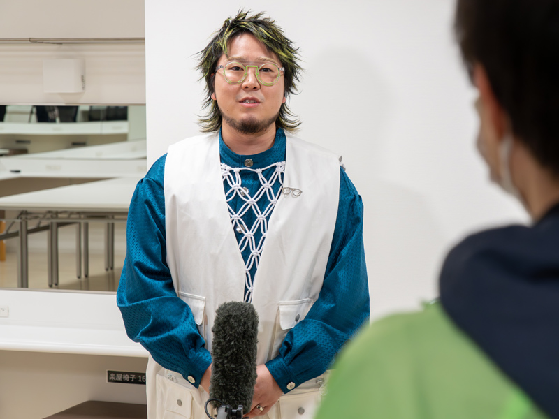 箕面市出身 #こっちのけんと さんが、箕面市20歳のつどいにサプライズでお祝いにかけつけてくださいました！
｢箕面で育ち28歳になりました。この中で10年以内に芸能界で活躍する人もいっぱい出てくると信じています。これをきっかけに、将来のことについても考えてもらえればと｣とエールを送りました