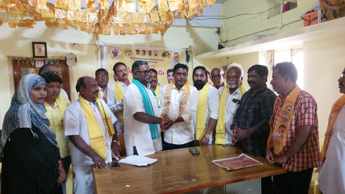 degam_yadagoud's tweet photo. ఈరోజు నిజామాబాద్ పార్టీ పార్లమెంట్ కార్యాలయంలో ఆర్మూర్ మరియు బాల్కొండ నియోజకవర్గం @BRSparty కార్యకర్తలు నాయకులు భారీగా తెలుగుదేశం పార్టీలోకి చేరడం జరిగింది...
గత పది సంవత్సరాలు ఎన్నో ఇబ్బందులు ఎదుర్కొన్నా..! నాయకుల బెదిరింపులకు తలొగ్గి అక్కడే పని చేయాల్సివచ్చిందని ఇప్పుడు తెలుగుదేశంపార్టీలో చేరుతున్నామని తెలియజేశారు...
#Telangana @ncbn @naralokesh @JaiTDP