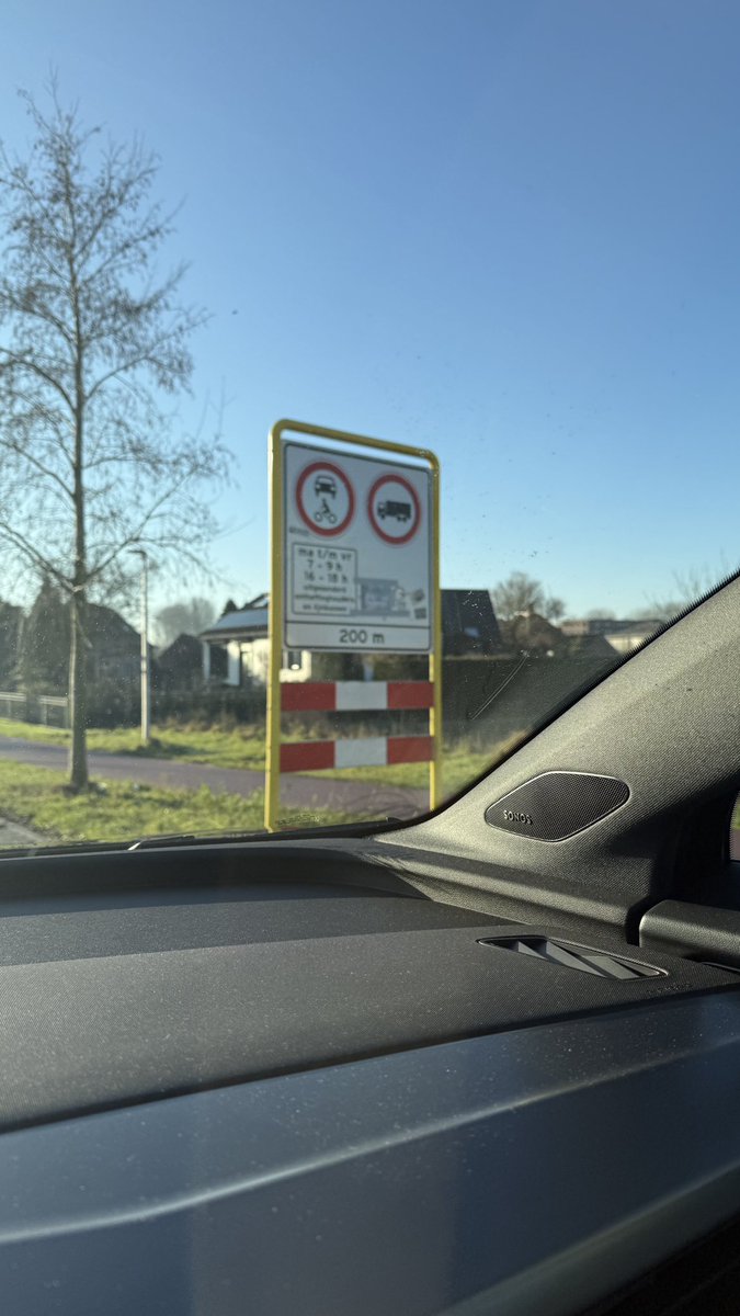De Griftdijk is vanaf vandaag afgesloten! Maar de verkeersborden zijn nog niet aangepast. Dat is verwarrend toch? 
<a href="/gem_Nijmegen/">Gemeente Nijmegen</a>