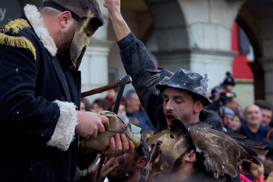 🎭 Abiatu da Xiberoako maskaraden garaia
Ihauteetako errituala, erritual estetikoa... aberatsa da maskaraden unibertsoa. Gai honi buruzko lekukotasun desberdinak hautatu ditugun bilduma baten osatzeko Mintzoak.eus plataforman
👉 labur.eus/QN7i2
📷 M.Eyheramonho