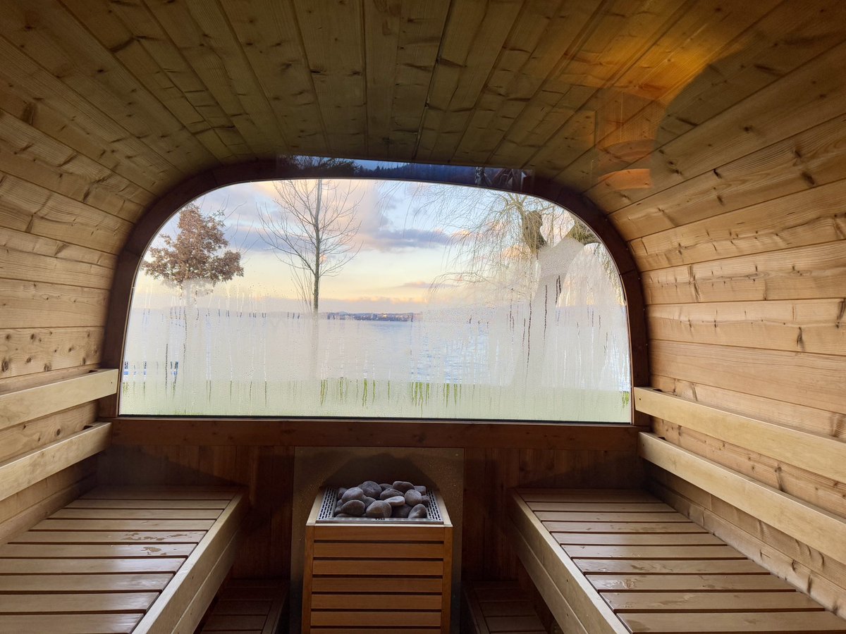 Dipping yourself in a lake whose water is 6 degree Celsius and outside is -4, immediately after enduring 70 degrees in a sauna is genuinely one of the most mind-over-body type of experience I’ve ever tried… and I’m afraid this time my mind failed miserably  🥲