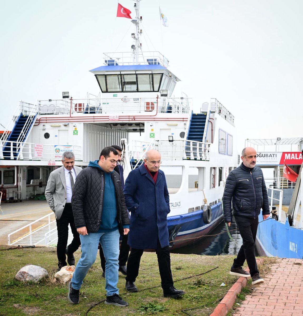 samiermbb's tweet photo. Bugün, Malatya-Baskil arasında sadece yolları değil, gönülleri de birleştiren Battalgazi Feribot İskelemizde incelemelerde bulunduk.

İncelemele sonrası hemşehrilerimizle hasbihal ettik.

Bazen bir tebessüm, bazen samimi bir dua insanın yüreğine dokunuyor. Bugün o dualar ve sıcak tebessümlerle yüreğimiz ısındı.

Teşekkürler...