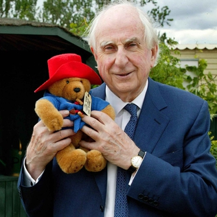 «Please look after this bear. Thank you.»

Aquest és l'epitafi de Michael Bond que #TalDiaComAvui va néixer. Aquest escriptor durant seixanta anys es va fer mundialment famós per les seves històries protagonitzades per l'os Paddington. 
L'heu llegit? Ja teniu cura de l'os?🧸