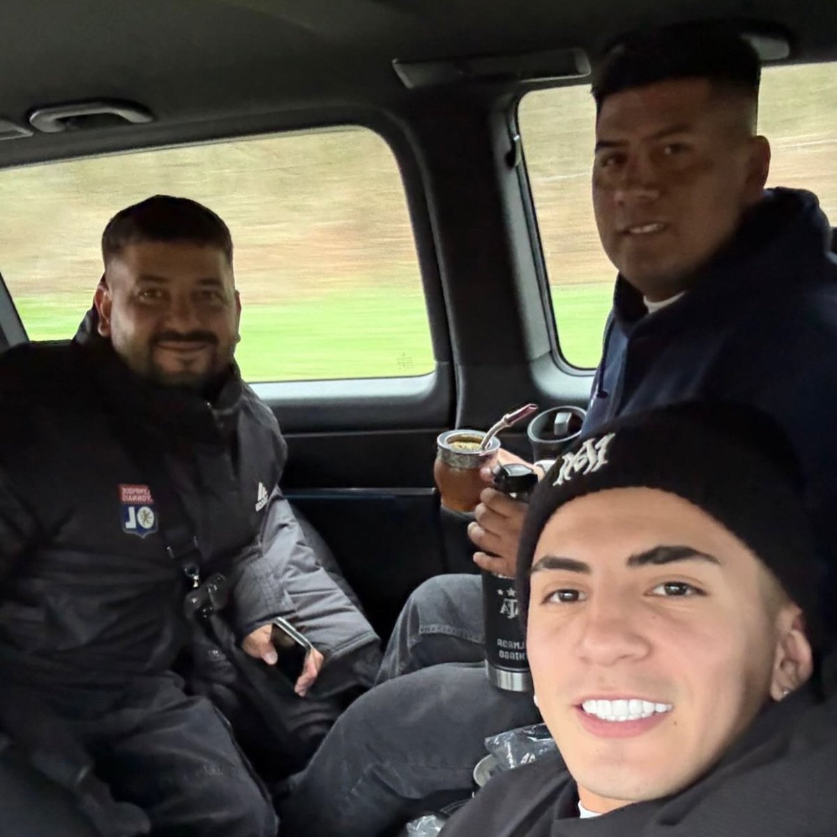 ol_inside2's tweet image. Thiago Almada ne se cache même plus ! 🔴🔵

Dans sa nouvelle story sur IG, on le voit avec ses proches arborant déjà les couleurs de l’OL ! 🤩

#Almada #OlympiqueLyonnais #Lyon #OL