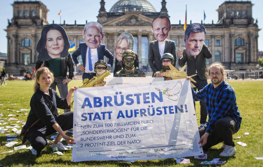 Die #DFGVK warnt: Die geplante #Aufrüstung und eine mögliche #Wehrpflicht führen nicht zu mehr #Sicherheit! 🚫 Statt Milliarden in Waffen zu stecken, braucht es Investitionen in #Frieden, #Klimaschutz &amp; soziale Gerechtigkeit. ✌️ 

🔗 Zur Pressemitteilung: dfg-vk.de