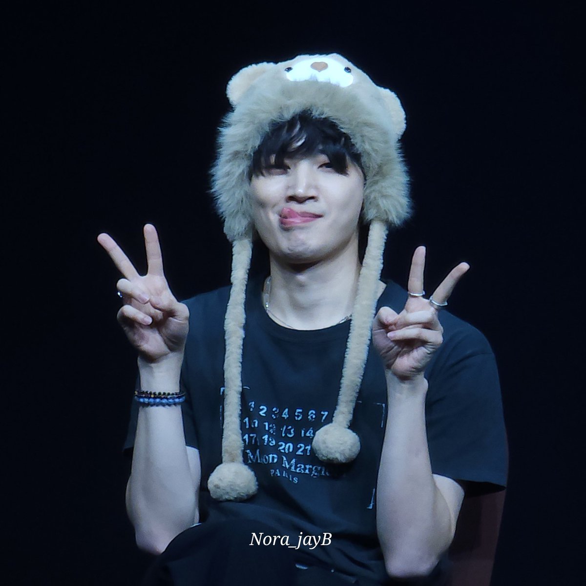 Nora_jayB's tweet photo. เมื่ออากาเซ่ชมแจบอมว่าน่ารัก 🥰🥰

#RoadRunnerFansigninBKK
#DestinationisBangkok_Fansign
#JAYB https://t.co/wWWuOGQIfI