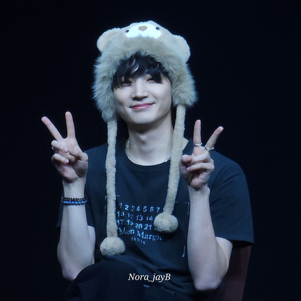 Nora_jayB's tweet photo. เมื่ออากาเซ่ชมแจบอมว่าน่ารัก 🥰🥰

#RoadRunnerFansigninBKK
#DestinationisBangkok_Fansign
#JAYB https://t.co/wWWuOGQIfI