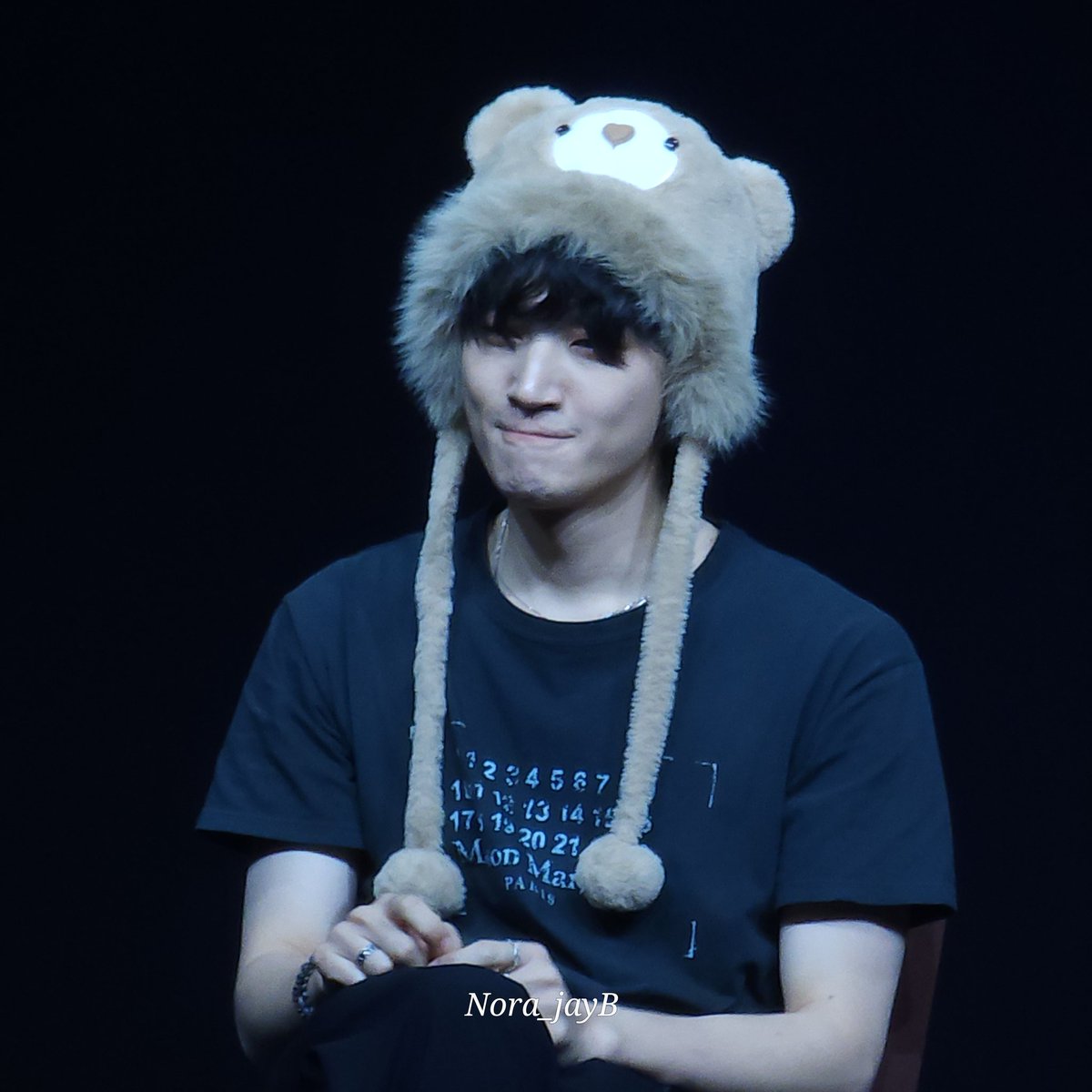 Nora_jayB's tweet photo. เมื่ออากาเซ่ชมแจบอมว่าน่ารัก 🥰🥰

#RoadRunnerFansigninBKK
#DestinationisBangkok_Fansign
#JAYB https://t.co/wWWuOGQIfI