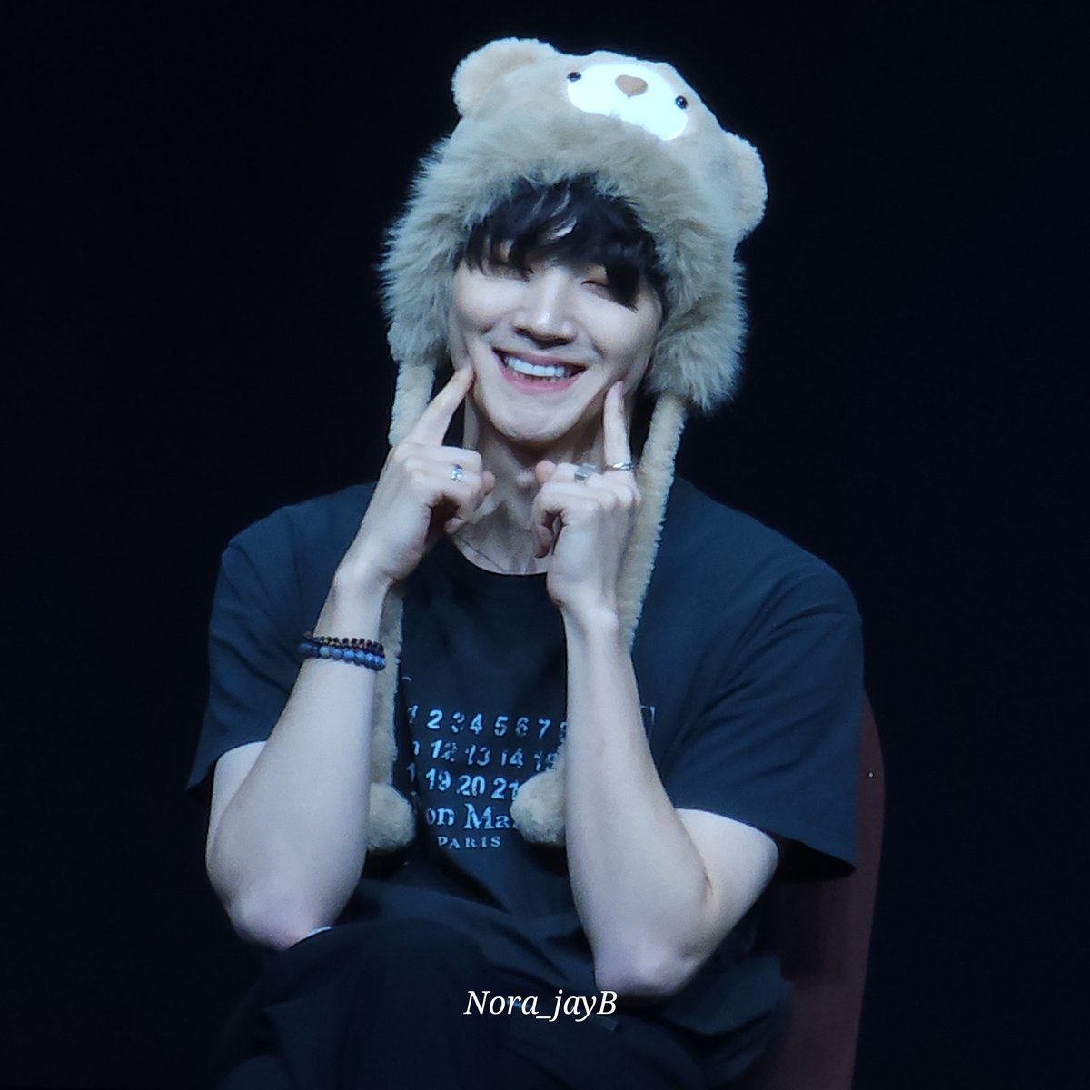 Nora_jayB's tweet photo. เมื่ออากาเซ่ชมแจบอมว่าน่ารัก 🥰🥰

#RoadRunnerFansigninBKK
#DestinationisBangkok_Fansign
#JAYB https://t.co/wWWuOGQIfI