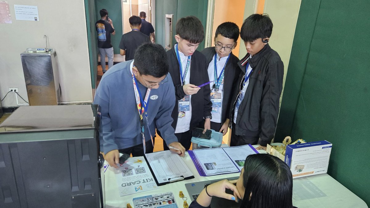 ACEBOTT's tweet photo. Huge thanks to @makerlab_e in the Philippines, for showcasing the @ACEBOTT coding robot kit at the #Robotics and #Automation Competition booth! 🎉 They wowed the crowd with hands-on demos, giving attendees a sneak peek into the future of #AI robotics learning. 🤖✨ https://t.co/U7subLzex0