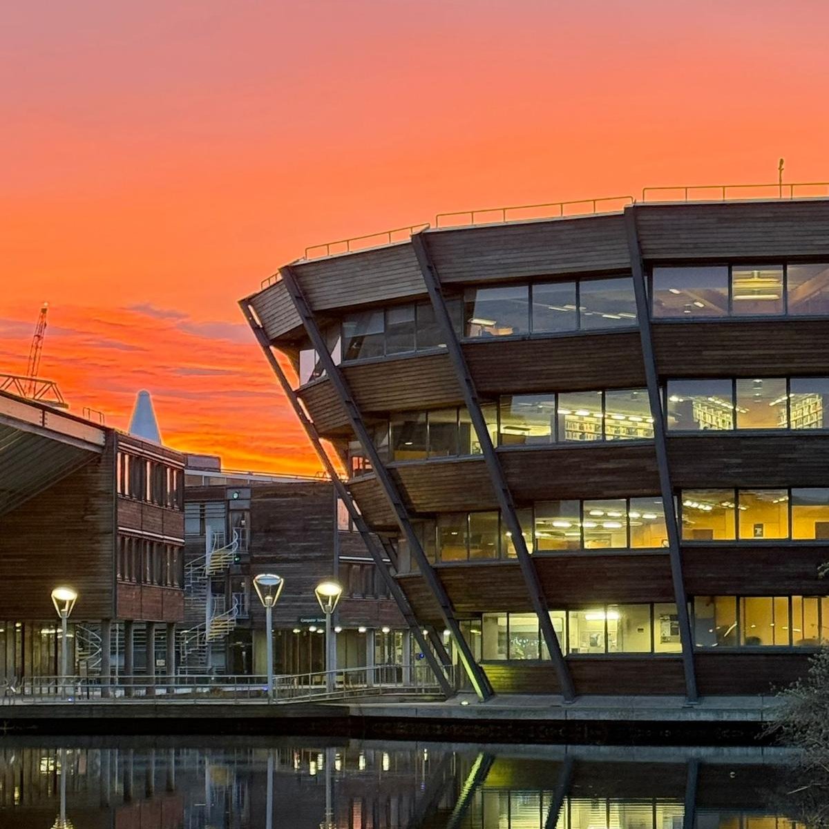 UoNLibraries's tweet image. Three libraries are open 24/7 from today! 🕒
Study at a time that suits you:
📍 George Green Library
📍 Djanogly LRC
📍 James Cameron-Gifford Library
nottingham.ac.uk/library/using/…