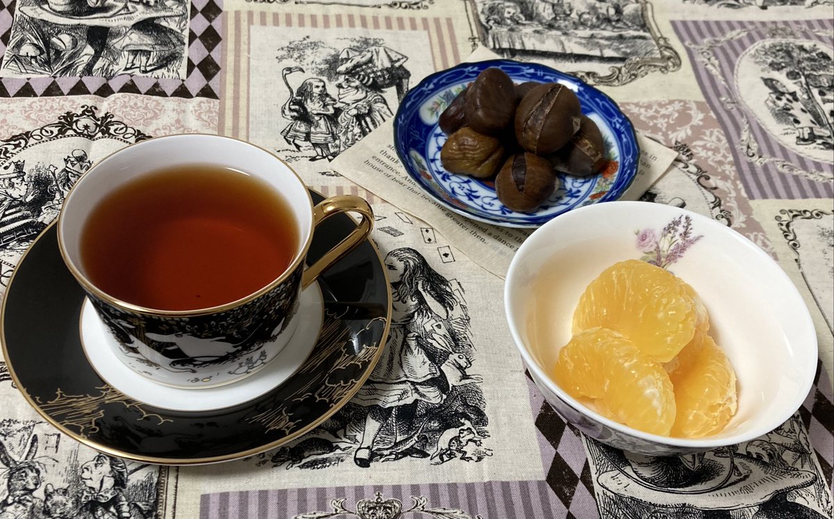 Winered3242's tweet image. カップ&amp;amp;ソーサーに ストーリー性を感じる物があると
ゆっくり眺めるのも好きだったりします。
ムーミンの原作イラストも大好き💜🎩⛺️
明日からに備えて ゆっくり過ごします😌

皆さんも穏やかな夜をお過ごしくださいね🌹✡️

#木漏れ日のお茶会🌿
#珈琲紅茶時間好き
#Noritake
#LUPICIAいもくりかぼちゃ