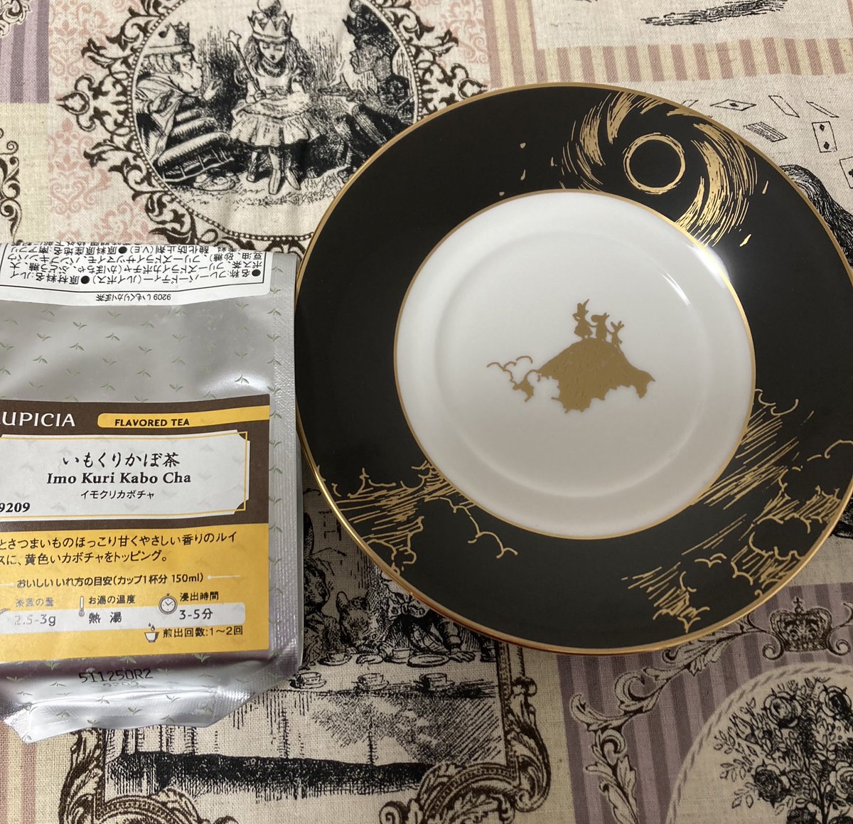 Winered3242's tweet image. カップ&amp;amp;ソーサーに ストーリー性を感じる物があると
ゆっくり眺めるのも好きだったりします。
ムーミンの原作イラストも大好き💜🎩⛺️
明日からに備えて ゆっくり過ごします😌

皆さんも穏やかな夜をお過ごしくださいね🌹✡️

#木漏れ日のお茶会🌿
#珈琲紅茶時間好き
#Noritake
#LUPICIAいもくりかぼちゃ