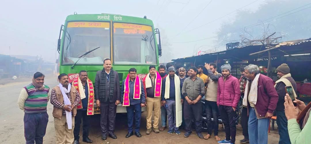 UPSRTC_HARDOI's tweet photo. महाकुम्भ के शुभारम्भ को लेकर परिवहन निगम की कुम्भ बस सेवा के शुभारम्भ मा0 विधायक श्री माधवेंद्र प्रताप सिंह रानू जी के द्वारा कस्बा सवायजपुर, हरदोई में बस चालक/ परिचालक एवं अन्य विभागीय अधिकारियों को शाल पटका पहनाकर सफल संचालन की शुभकामनाएं देते हुए बस को रवाना किया।
#UPSRTCHQ https://t.co/koNnyA8LOh
