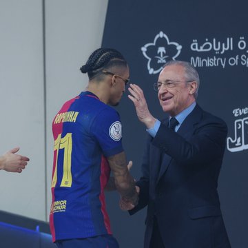 DanikRM_'s tweet photo. En serio esto os parece normal? Te acaba de meter 5 goles el Barsa en una final y estás ahí de risitas con sus jugadores... https://t.co/FW3kFzlSNr