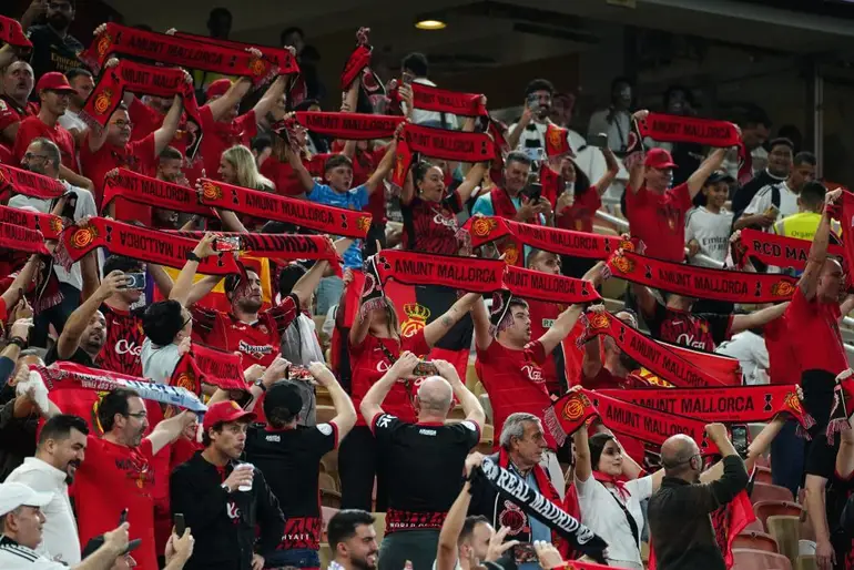 Saudi Arabia 🇸🇦

During the Spanish Supercopa semi-final in Jeddah, Saudi Arabia, the families of Real Mallorca players reported harassment and inappropriate touching by local fans. Cristina Palavra and Natalia Kaluzova, partners of players Dani Rodríguez and Dominik Greif,