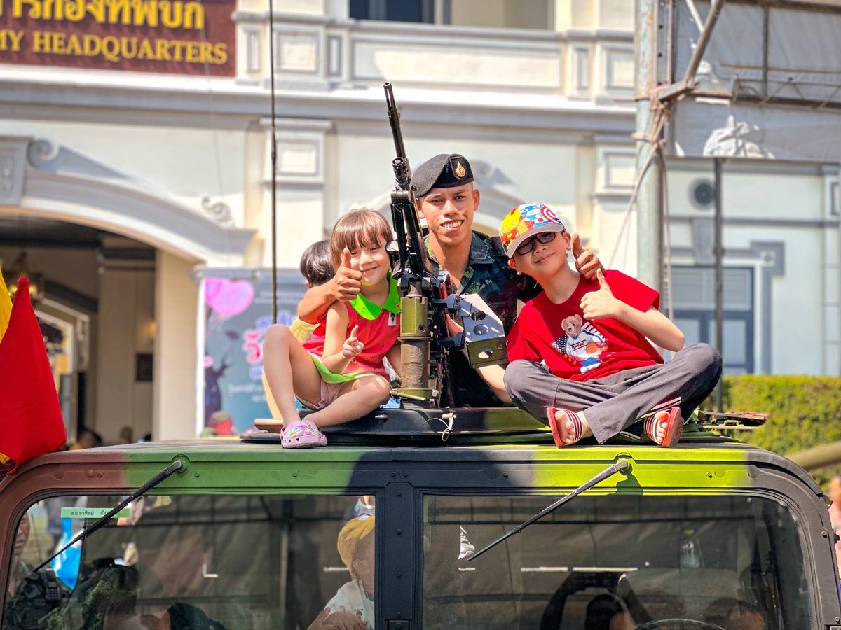 1CavSdrn's tweet photo. 1.รยบ.1 1/4ตัน ฮัมวี่
ณ กองบัญชาการกองทัพบก เขตพระนคร กทม.
2.รยบ.1 1/4ตัน ฮัมวี่
ณ กองบัญชาการกองทัพไทย เขตหลักสี่ กทม.

#กองร้อยทหารม้าลาดตระเวนที่1
#กองพลที่1รักษาพระองค์
#กองทัพภาคที่1
#กองทัพบก
#กองบัญชาการกองทัพไทย https://t.co/teHszV5vDn