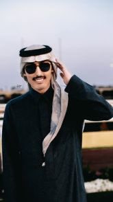 حتى حسابه في تويتر بليته
لا حطله حرفين سويت رتويت

واليا كتبله قطعه ابيات جيته
لو ماهي تستاهل الرد رديت

وعاقبت اخوها الاجودي لا لقيته
وشلون ابوك وربعكم واهل البيت

دبلت كبده بالحكي وابتليته
وان قال ودك بالعشاء قلت ياليت

اقولها من شان ازوره ببيته
وانا اليا حط العشاء ماتعشيت