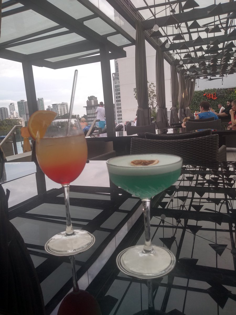 andy_packwood's tweet photo. Supping complimentary cocktails in 30 degree heat, love from KL to all freezing at home. https://t.co/opQ5VTS4Nt