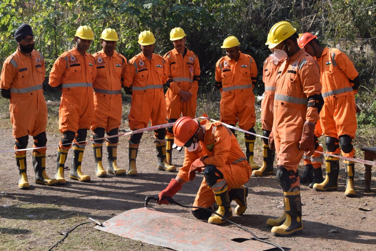 15bnNdrf's tweet photo. "When prepration meets action, lives are saved"
#ndrf #MorningVibes #Fitnessfirst #Strengthandeffeciency #endurance #Rescuetraining #technicalskills #trainingforexcellience
@NDRFHQ
@ndmaindia
@ANI
@PIB_India
@AHindinews https://t.co/5HjQyo2FgT